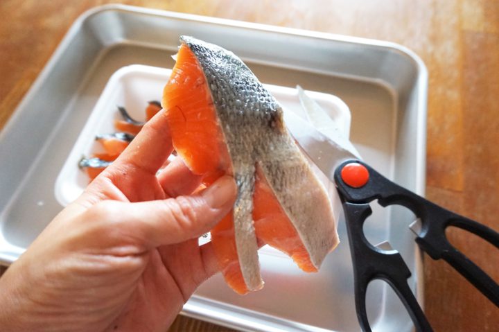 鮭ジャーキー作り方鮭切る